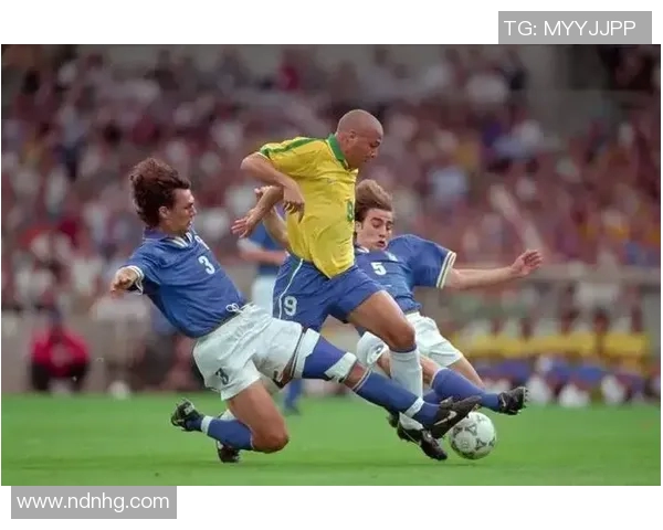 足球明星脚踩球的精彩瞬间与背后的故事揭秘 足球明星脚踩球的精彩瞬间与背后的故事揭秘